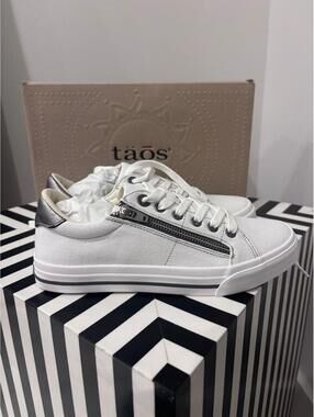 Taos Canvas Sneakers White with Side Zipper Women’s Size 7 NEW In Box